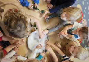 Dzieci bawią się sztucznym śniegiem