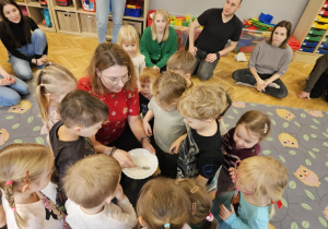 Dzieci obserwują jak zrobić lukier