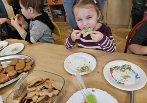 Dziewczynka zjada pierniczka