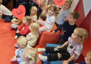 Dzieci oglądają pokaz