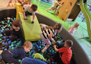 Dzieci bawią się w piankowym basenie