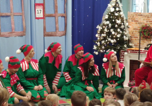 Święty Mikołaj czyta bajkę dzieciom