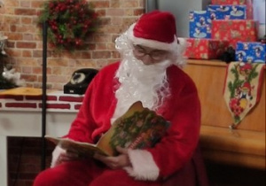 Święty Mikołaj siedzi na krześe