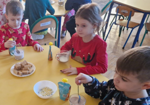 Dzieci przygotowują gorącą czekoladę