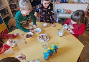Dzieci przygotowują gorącą czekoladę