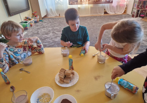 Dzieci przygotowują gorącą czekoladę