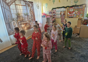 Dzieci tańczą do świątecznej muzyki