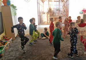 Dzieci tańczą do świątecznej muzyki