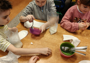 Dzieci wykonują bałwanka ze skarpety i ryżu