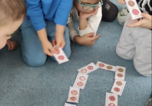 Gra ja mam pizzę kto ma .... dzieci w kole grają w grę