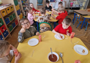 Dzieci jedzą pizzę