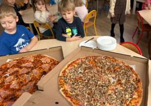 Dwie ogromne pizze dla dzieci