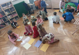 Dzieci wykonują pracę plastyczną - bałwanka