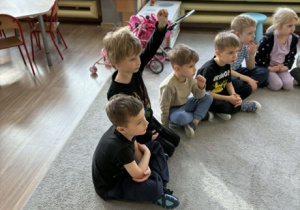 Dzieci aktywnie uczestniczą w rozmowie z psychologiem na temat przeczytanej ksiązki