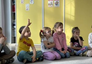 Dzieci aktywnie uczestniczą w rozmowie z psychologiem na temat przeczytanej ksiązki