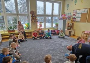 Dzieci oglądają jak udzielić pomocy poszkodowanej osobie