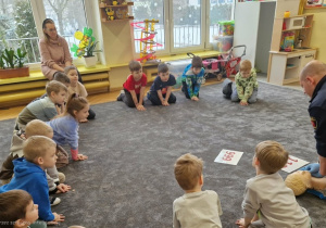 Dzieci oglądają jak udzielić pomocy poszkodowanej osobie