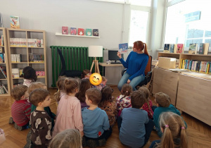 Dzieci słuchają czytanego opowiadania