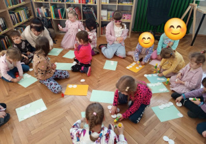 Dzieci wykonują prace plastyczną