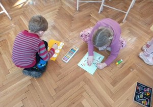 Dzieci wykonują prace plastyczną