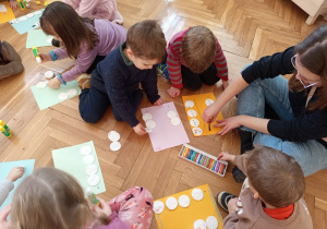 Dzieci wykonują prace plastyczną