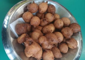 miski pełne małych pączków przygotowanych przez dzieci