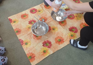 Dziewczynka wsypuje mąke do miski