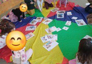 Dzieci bawią się na chuście animacyjnej i uczą sie o kotach