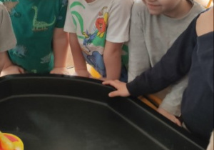 Dzieci obserwują wybuch wulkanu