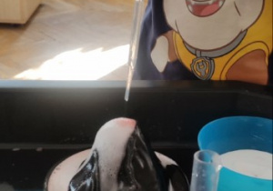 Eksperyment wulkan chłopiec wlewa ocet do wulkanu