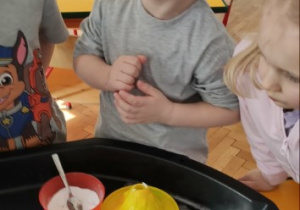 Chłopiec opowiada o eksperymencie