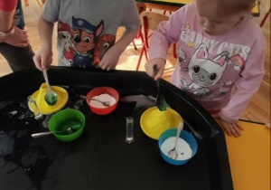 Dzieci przygotowują eksperyment