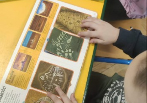 Dzieci oglądają książki o dinozaurach