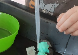 Lodowe jajo - zabawa z pipetami