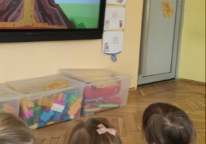 Dzieci oglądają film edukacyjny o wulkanach