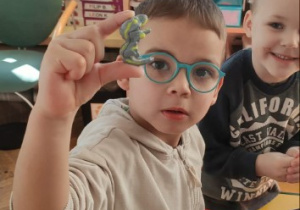 Chłopiec prezentuje dinozaura z jaja