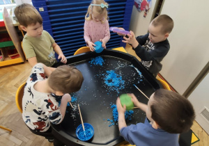 Dzieci przygotowują kolorowy ryż