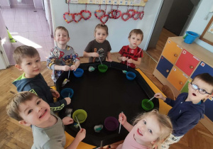 Dzieci roztapiają lodowe jaja