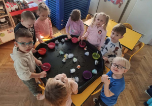 Dzieci roztapiają lodowe jaja