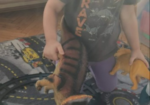 Dziewczynka z dużym triceratopsem