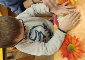 Chłopiec odciska serduszko