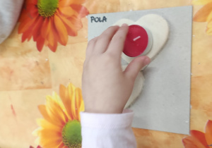 Dziewczynka wkłada świeczkę