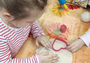 dziewczynki wyciskają serduszka