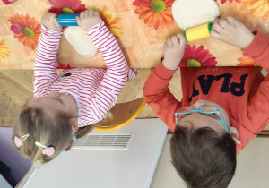 Dzieci wałkują masę