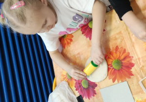 dziewczynka wałkuje masę