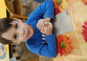 chłopiec zgniata masę