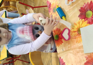 Dziewczynka formuje masę