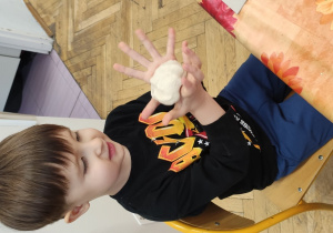 Chłopiec ugniata masę solną