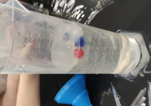 Menzurka z wodą - doświadczenie co pływa co tonie