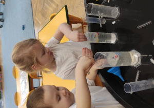 Dzieci bawią sie wodą